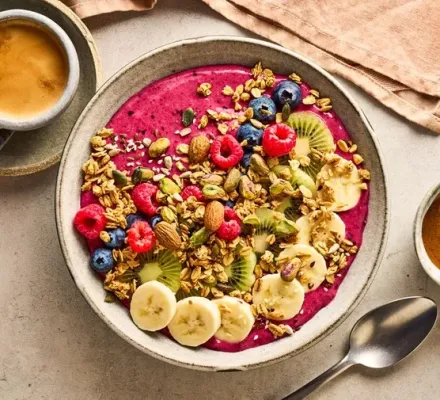 A smoothie bowl with fruit, nuts and all the micronutrients such as protein, fat and carbohydrates you need for a balanced and healthy breakfast.